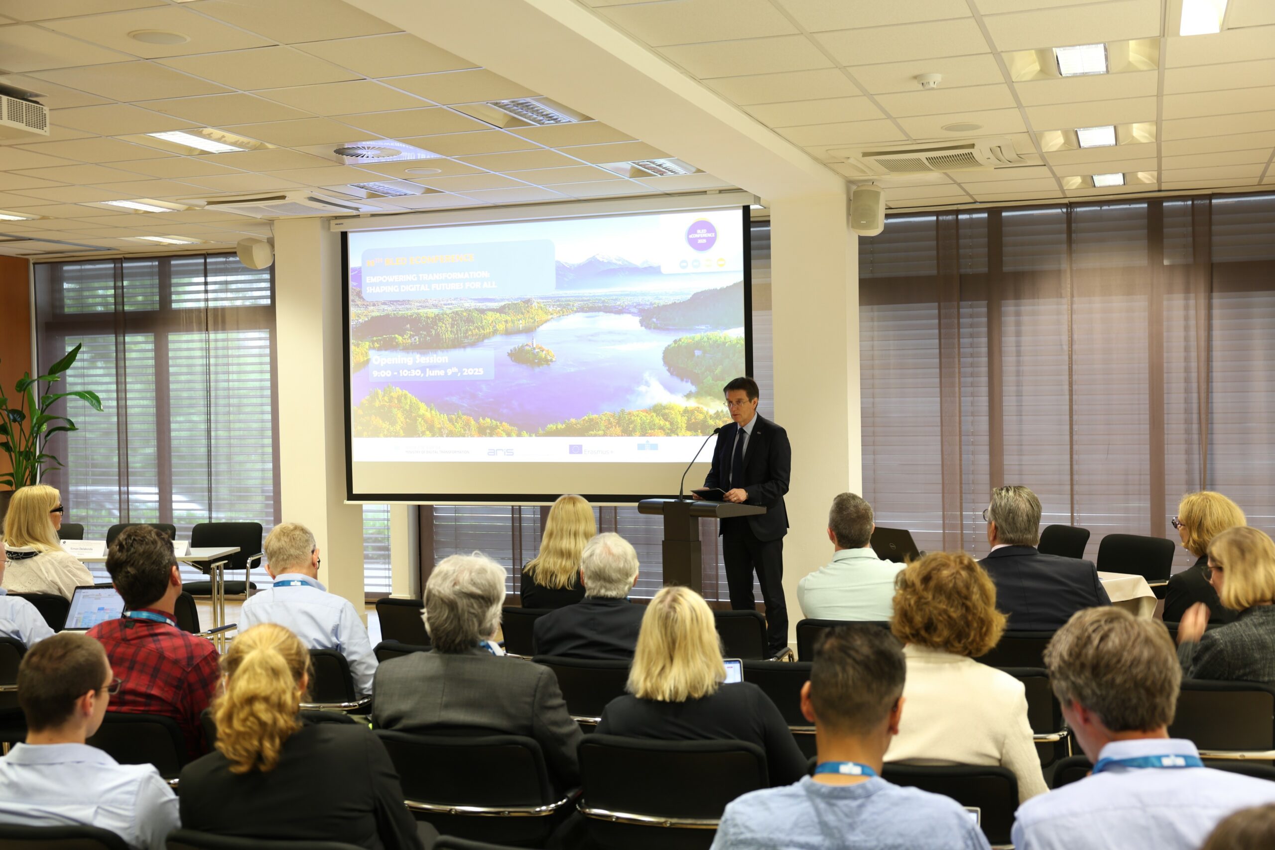 Featured image for “Pričeli smo z 38. mednarodno blejsko konferenco o digitalnem poslovanju Fakultete za organizacijske vede UM”