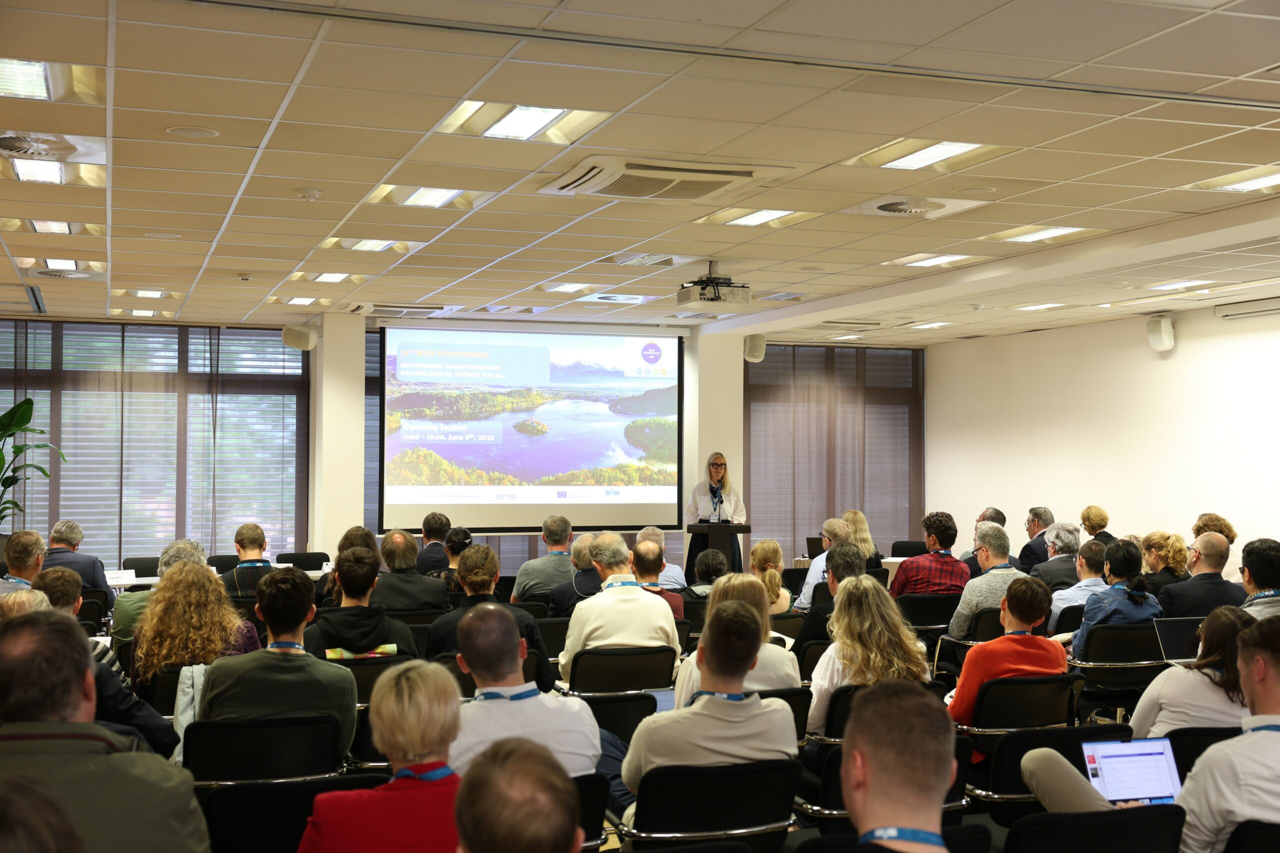 Featured image for “Na Fakulteti za organizacijske vede UM smo uspešno zaključili 38. mednarodno blejsko e-konferenco o digitalnem poslovanju”