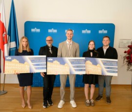 Nagrade sta podelila prof. dr. Dean Korošak, rektor Univerze v Mariboru in prorektor za študentska vprašanja Dejan Gavrić