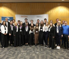 Sodelujoči na mednarodnem tekmovanju v reševanju študije primera, ki je potekalo v četrtek, 19. marca 2026 v sklopu 45. mednarodne konference o razvoju organizacijskih znanosti v Kongresnem centru Portus v Portorožu